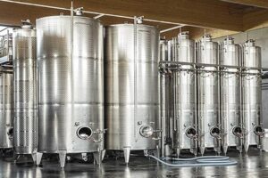 The role of fruit wine fermentation tanks in the brewing