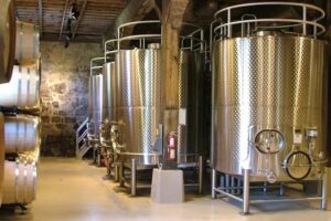 The role of fruit wine fermentation tanks in the brewing process